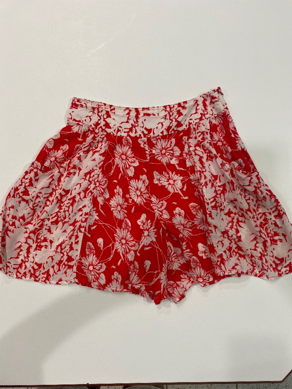 Free people red & white floral shorts flowy size 0
